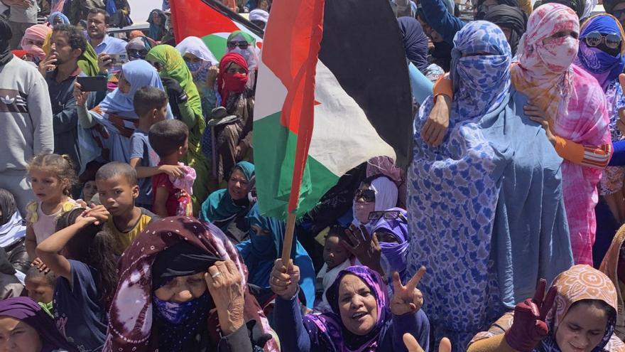 Saharauis de los campos de refugiados de Tinduf el pasado 20 de mayo, siguiendo el desfile militar. | | EFE/ LAURA FERNÁNDEZ PALOMO