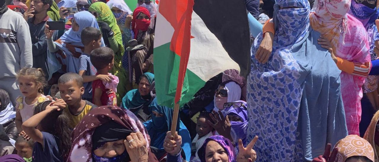 Saharauis de los campos de refugiados de Tinduf el pasado 20 de mayo, siguiendo el desfile militar. | | EFE/ LAURA FERNÁNDEZ PALOMO