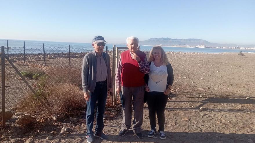 Adolfo García, Antonio Delgado y Gema Delgado, el pasado noviembre delante de los escasos restos de la colonia de 'Limonium carminis' en los Baños del Carmen.