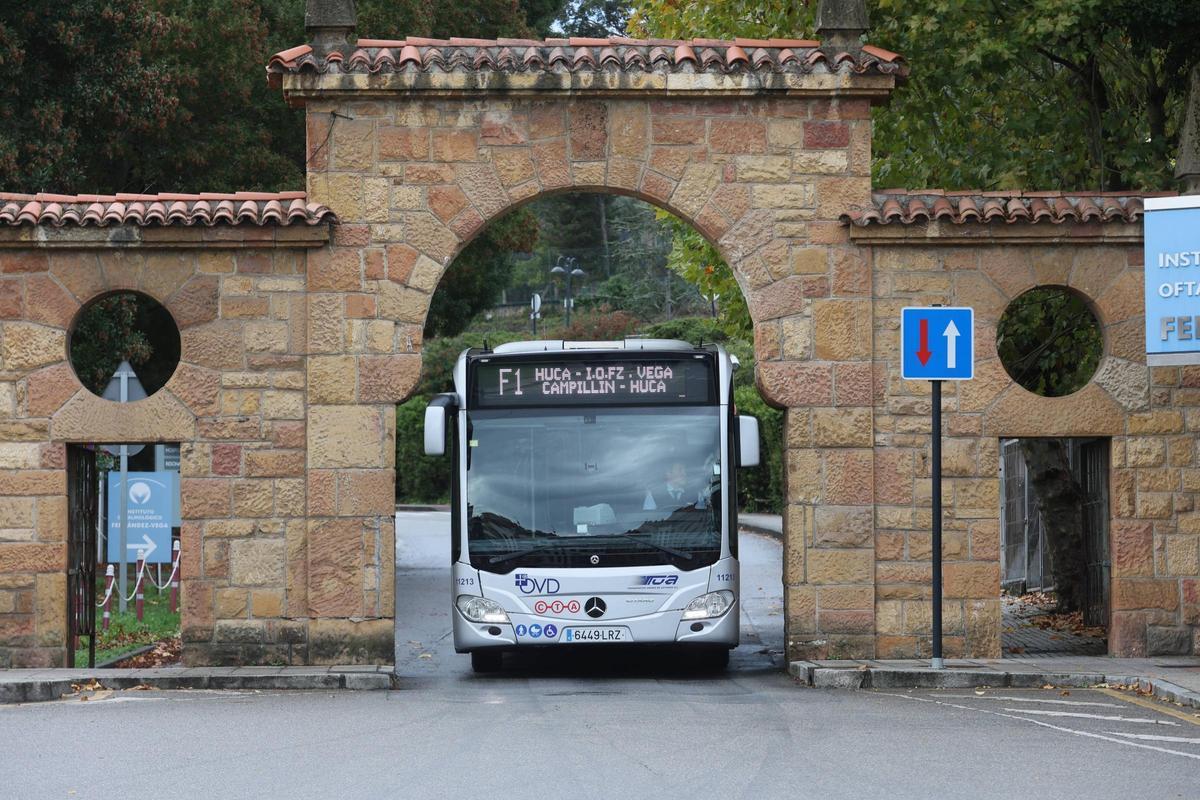 Un autobús pasa por el acceso al Hospital Monte Naranco.