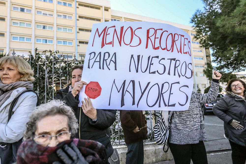 Los 165 residentes del centro de mayores dependientes llevan desde junio sin servicio médico y han pedido a la Generalitat que cubra la vacante