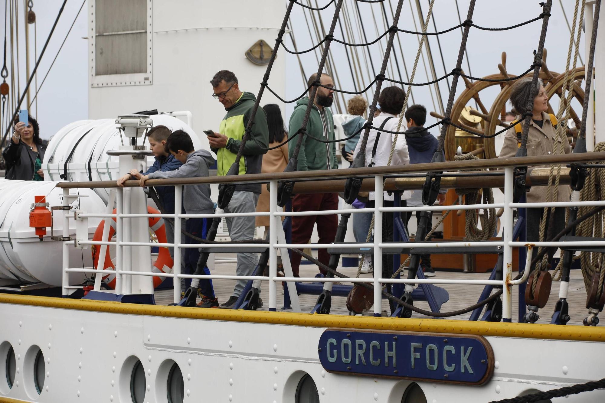 La jornada de puertas abiertas en el buque escuela "Gorch Fock", en imágenes