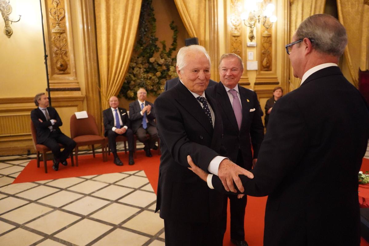 El Real Círculo de la Amistad entrega sus medallas e insignias de oro en el Día del Socio