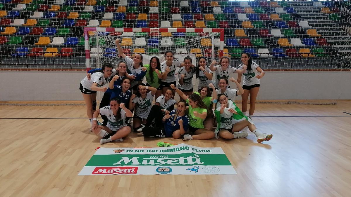 Las componentes del Club Balonmano Elche cadete celebran una victoria