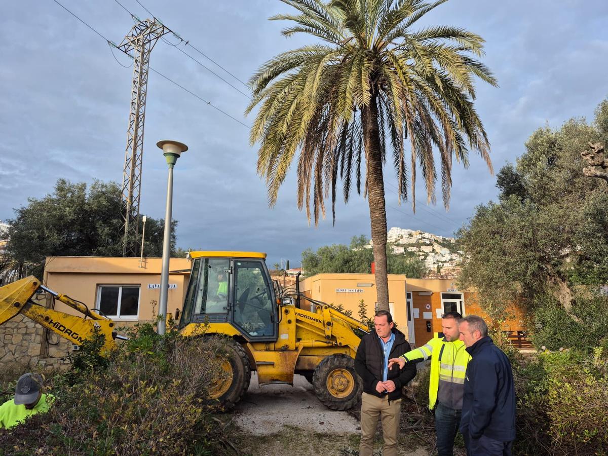 El alcalde, Andrés Martínez (i), ha supervisado el inicio de las tareas.