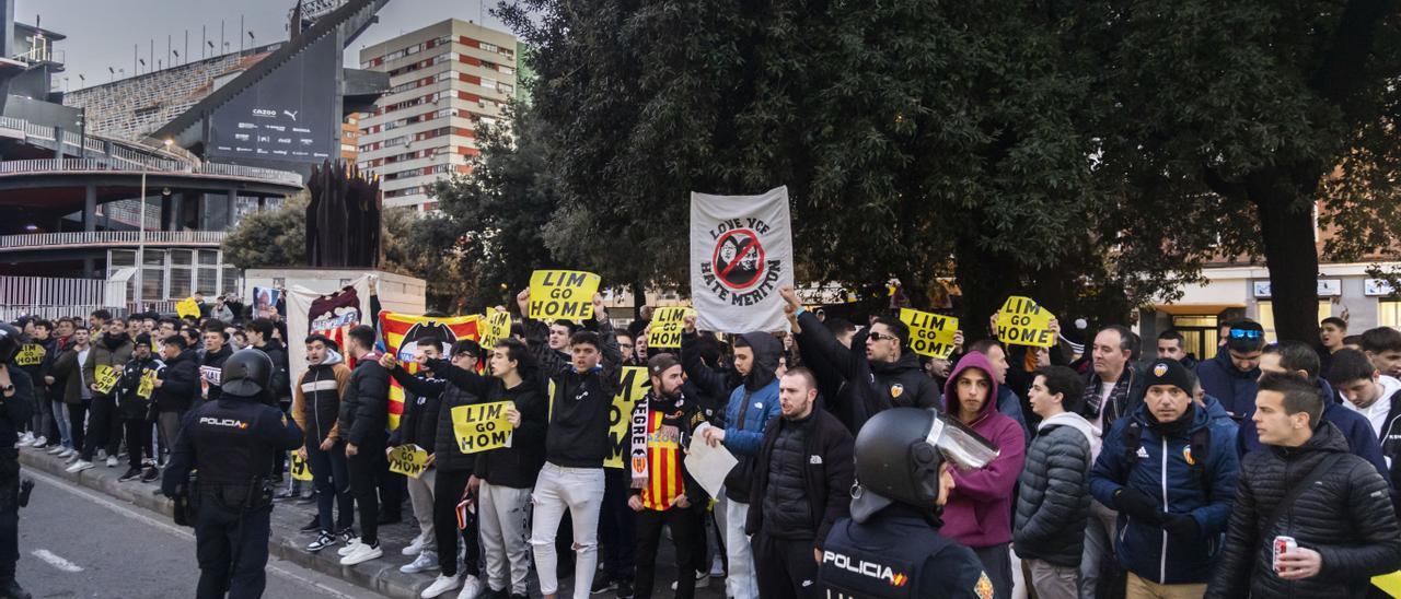 Protesta contra Meriton y Peter Lim ante las oficinas del Valencia CF tras la salida de Gatusso