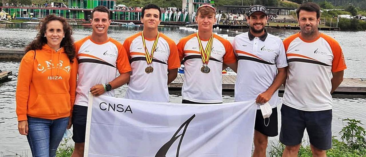 Hugo Prendes y Bruno García, en el centro junto a sus compañeros y entrenadores. | CNSA