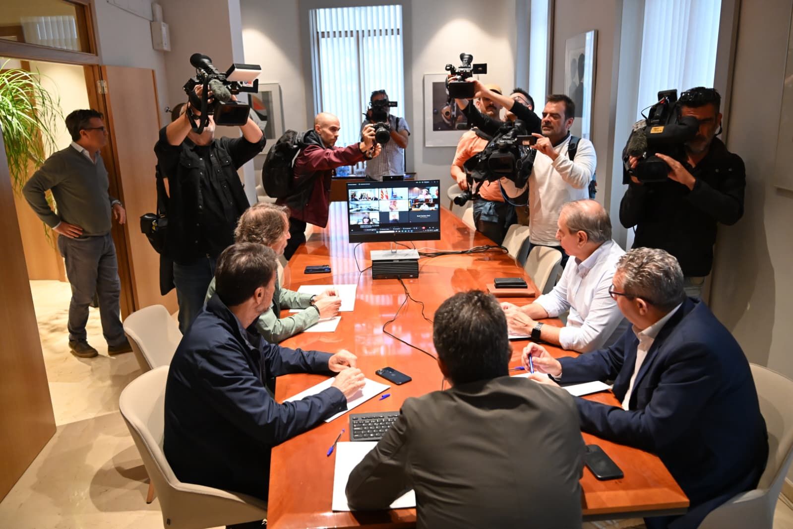 Carlos Mazón sigue desde Alicante la alerta roja por lluvias