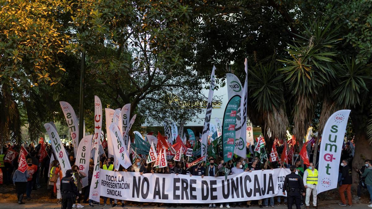 Protesta de los trabajadores de Unicaja ayer en Málaga. Los de Extremadura están convocados para el próximo martes.