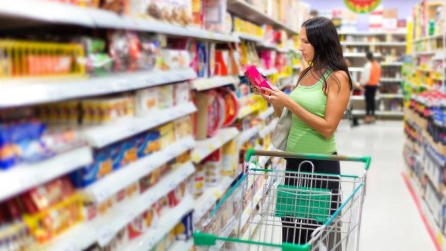 Una mujer compra en un supermercado.