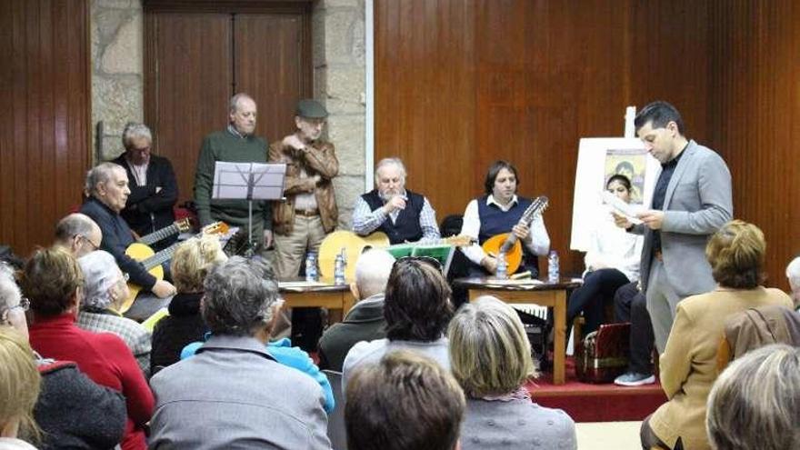 Recital poético e musical en el que participó el alcalde. // FdV