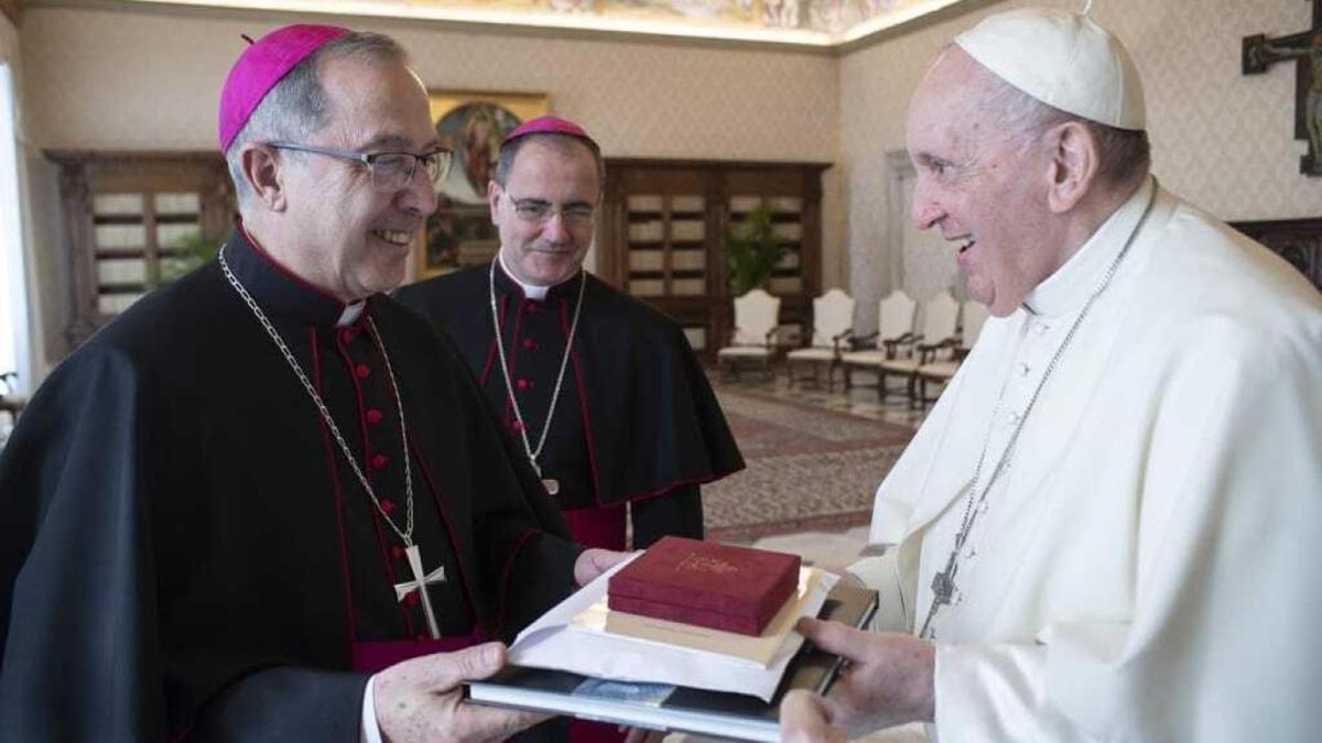 El obispo de Zamora, Fernando Valera, con el papa Francisco en 2022.