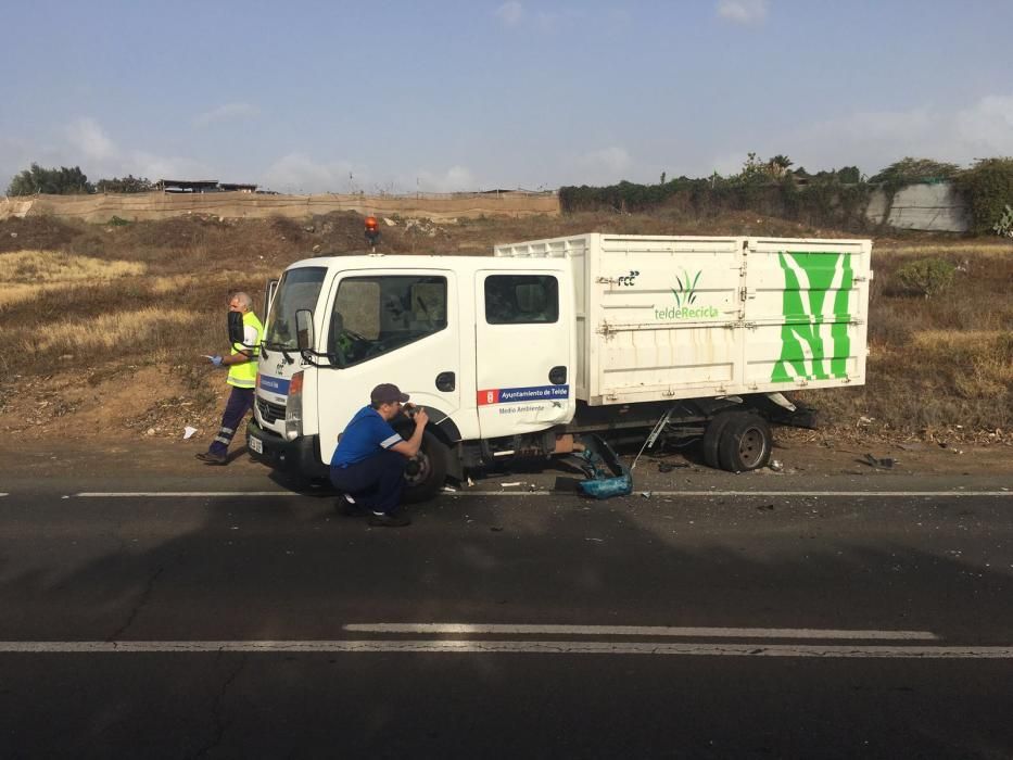 Un furgón de servicio municipal y turismo chocan