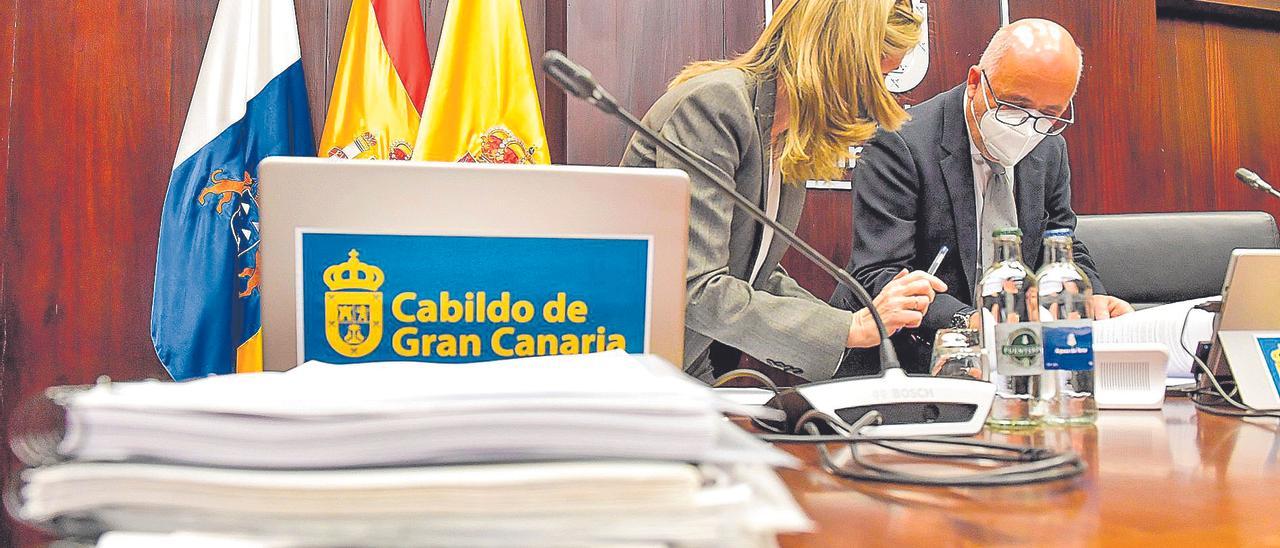 Antonio Morales, ayer, consultando documentación antes de iniciarse el primer pleno presencial del Cabildo en los últimos dos años, junto a la secretaria