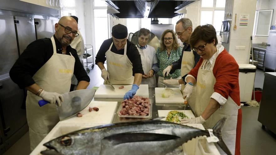 EN IMÁGENES: El "campanu del mar", marmitaco solidario para la Cocina Económica de Oviedo