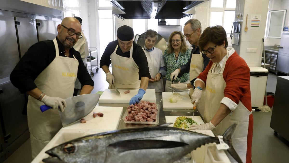 EN IMÁGENES: El "campanu del mar", marmitaco solidario para la Cocina Económica de Oviedo