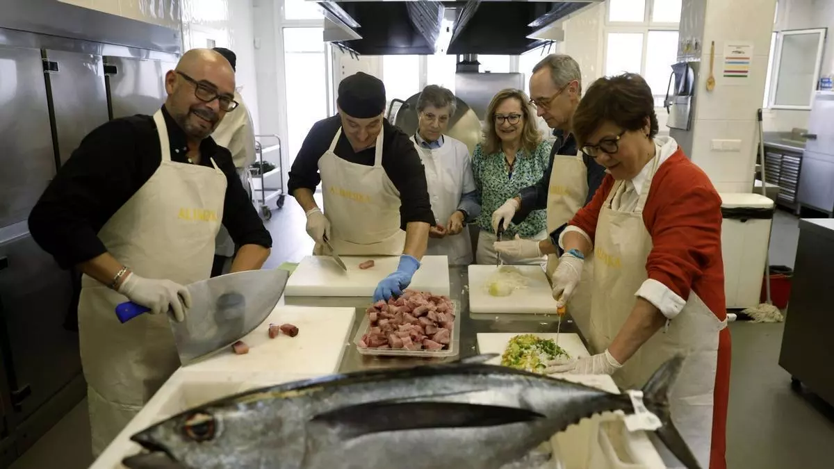 El "campanu del mar" (rulado en Avilés a un precio de récord) se trasforma en marmitaco solidario para los usuarios de la Cocina Económica de Oviedo