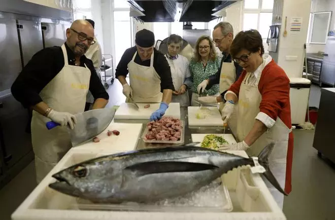 EN IMÁGENES: El "campanu del mar", marmitaco solidario para la Cocina Económica de Oviedo