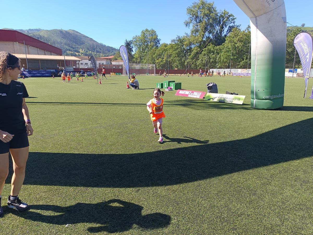 El XV Cross Escolar Infantil de Cangas de Onís reúne a 200 participantes