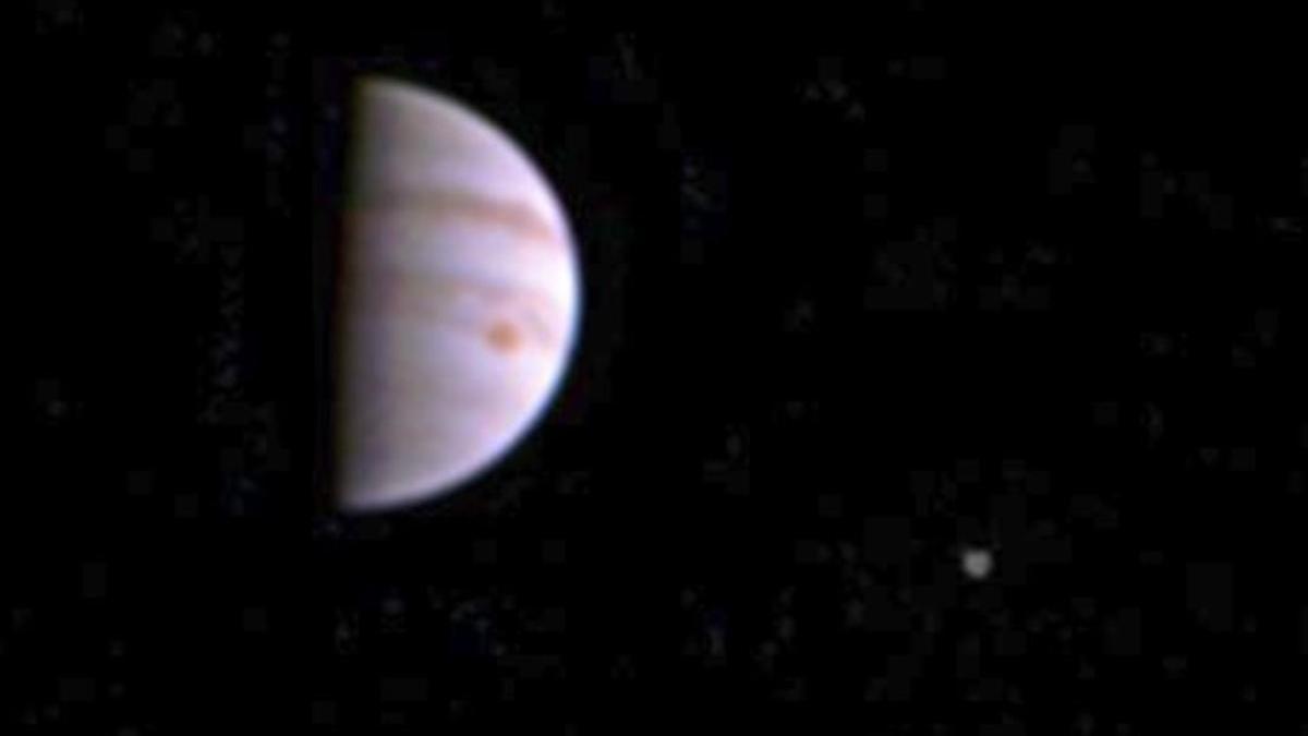 Imagne de Júpiter, y una de sus lunas más grandes, tomada desde la cámara JunoCam.