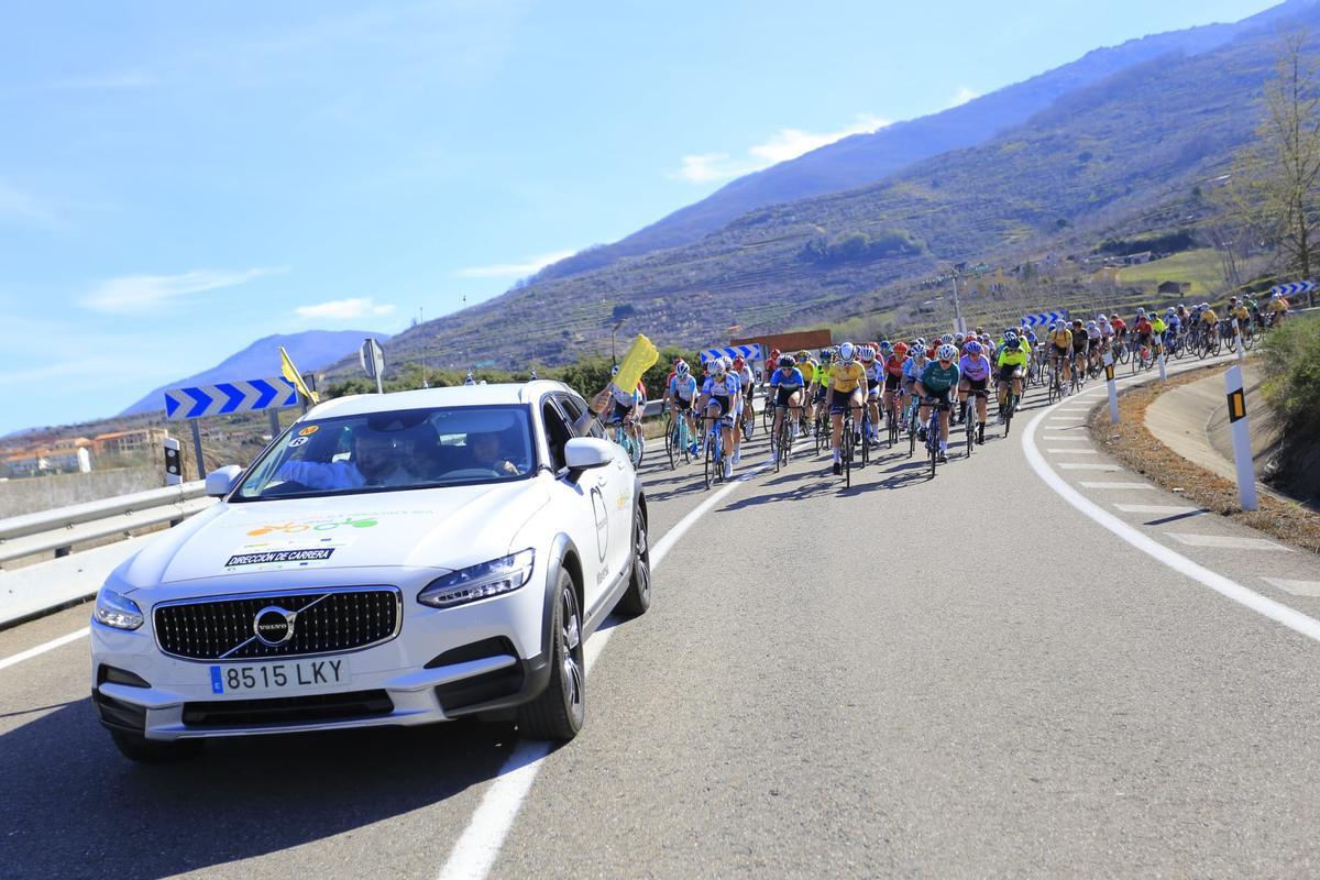 Las ciclistas, durante la salida neutralizada desde Cabezuela del Valle.