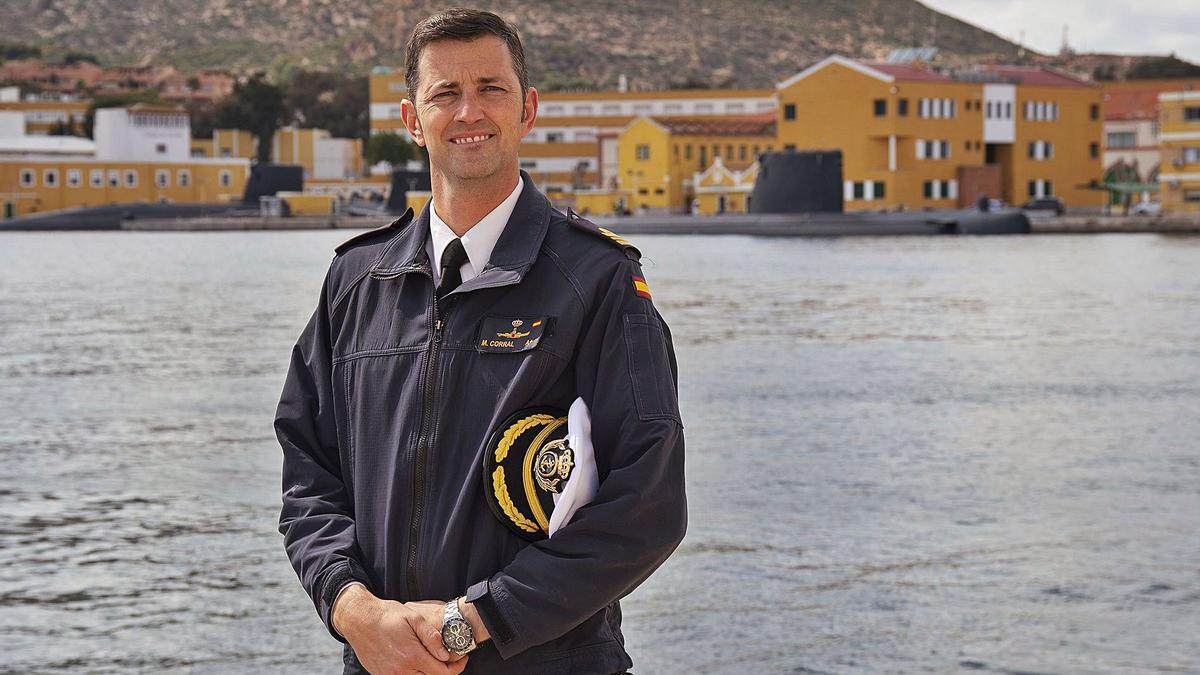 El capitán Manuel Corral
anteayer en el Arsenal de  
Cartagena.  iván urquízar