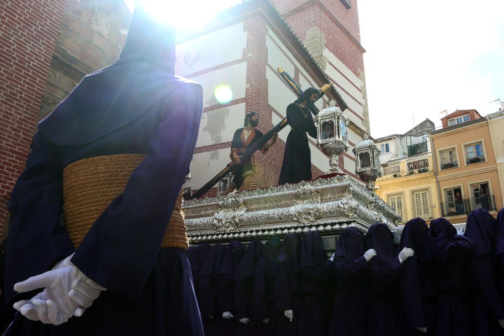 LUNES SANTO. Jesús de la Pasión sale de los Mártires bajo la atenta mirada de un nazareno.