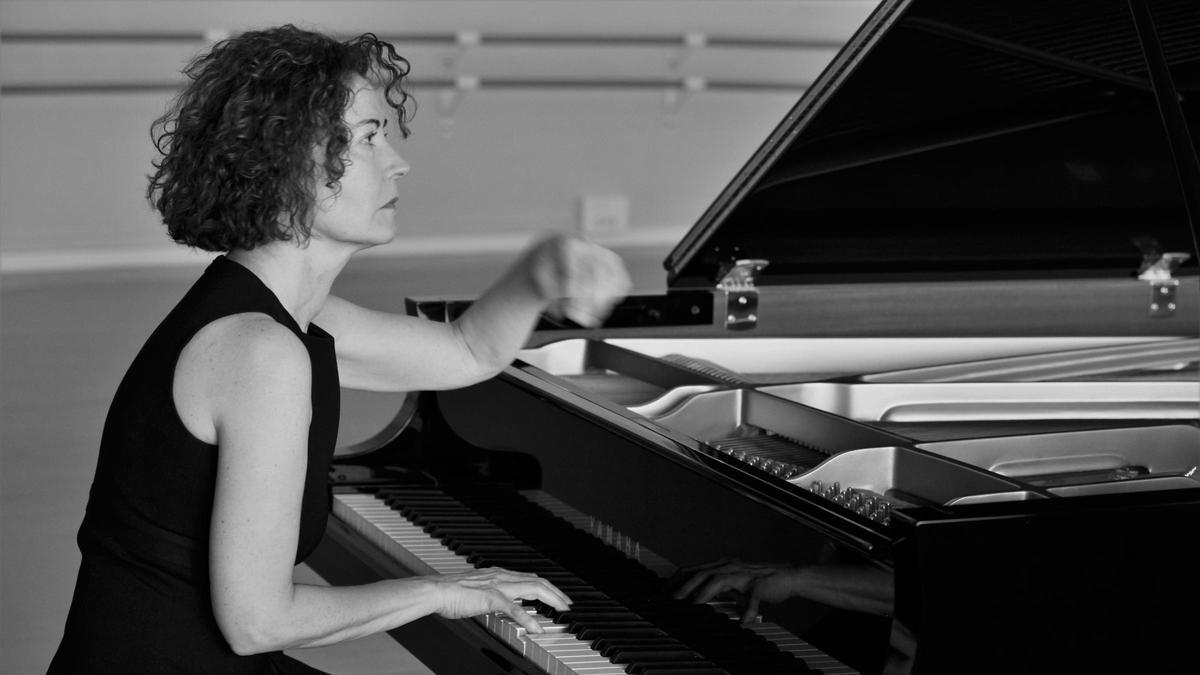 Ester Pineda, al piano