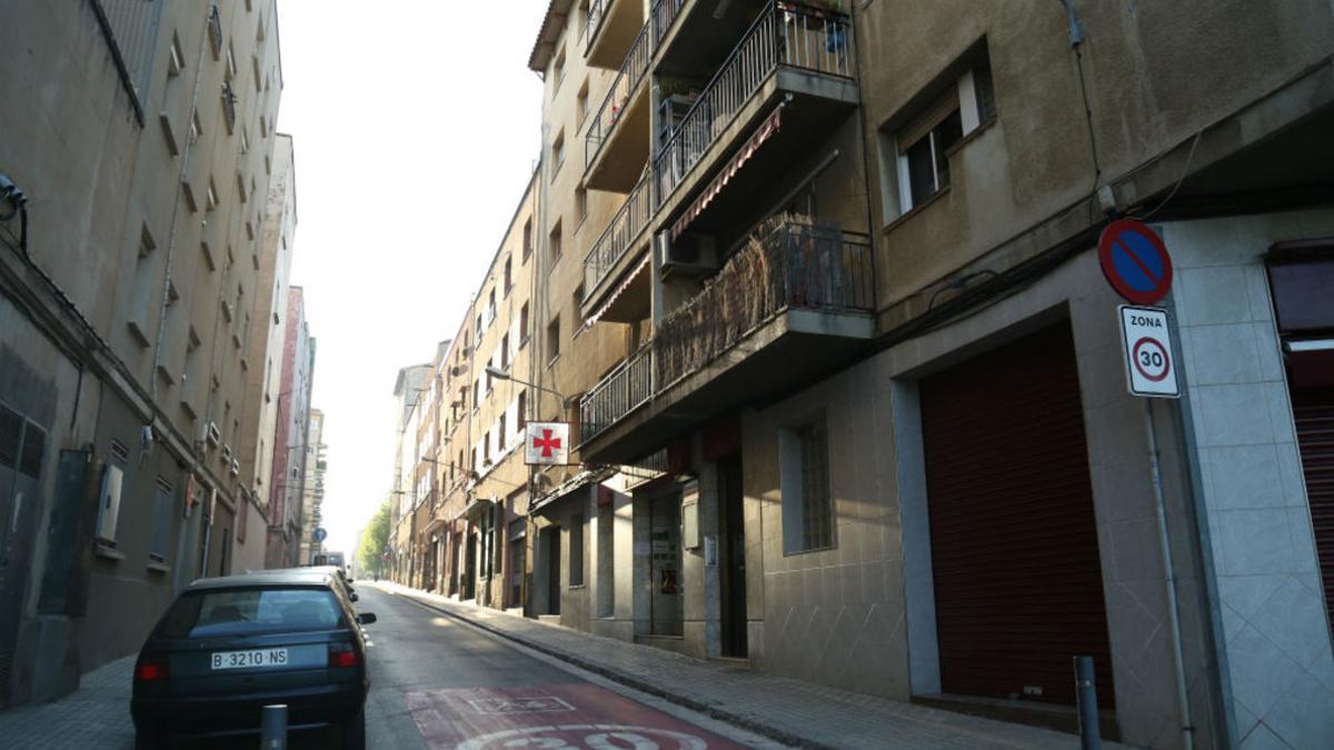 Bloque de pisos de la calle Floridablanca de Mataró, en el barrio del Palau, donde en las úitimas fechas han tenido lugar varias reyertas entre vecinos a raíz de la ocupación de varios de sus pisos a cargo de grupos organizados.