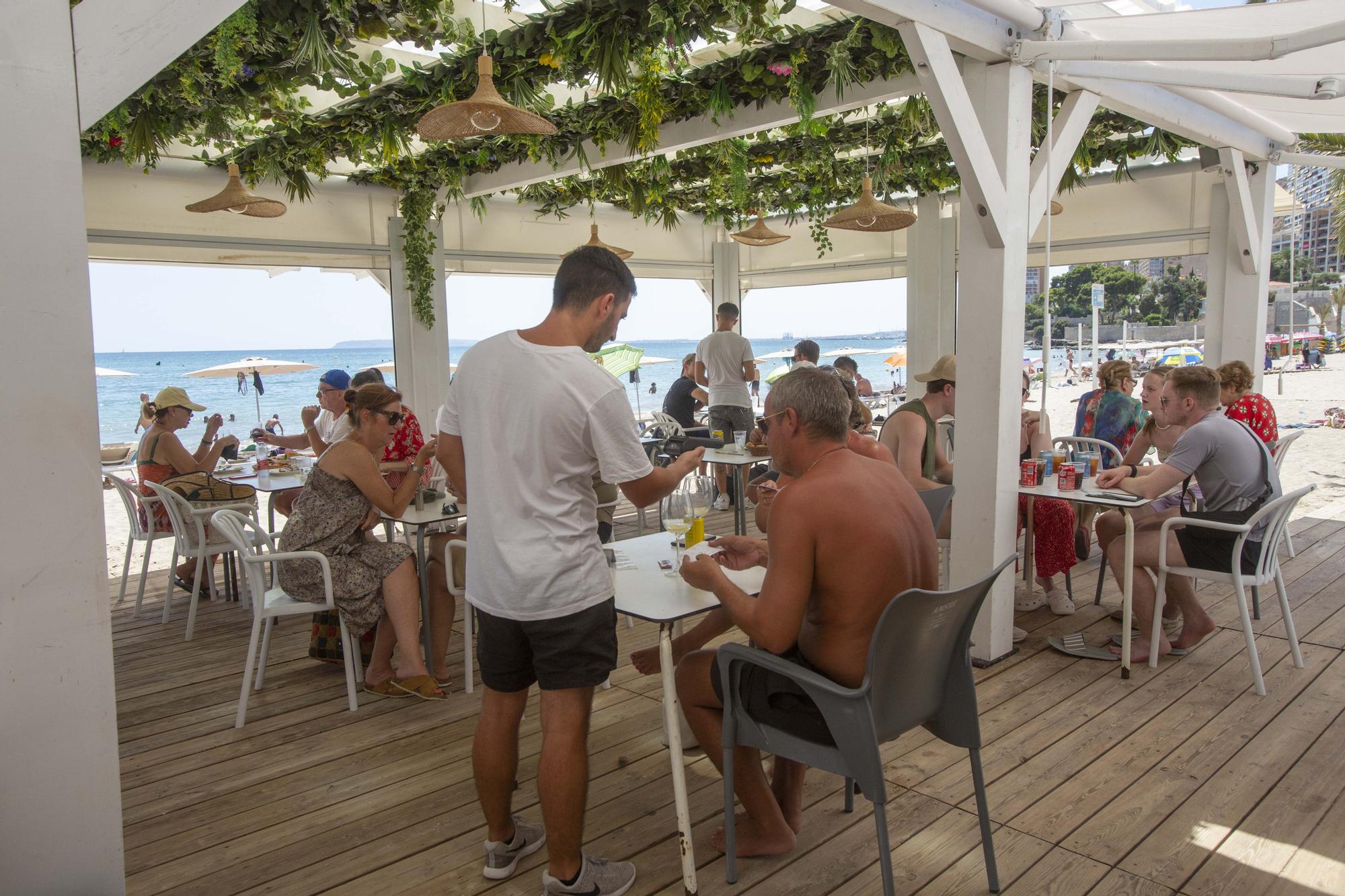 Los chiringuitos de playa recuperan el ritmo del verano