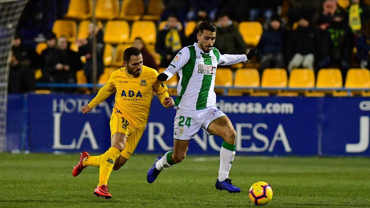 Luis Muñoz conduce el esférico durante un encuentro con el Córdoba CF en la 18-19.