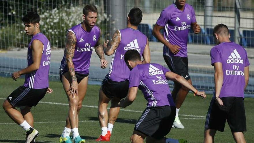 Los jugadores del Real Madrid se ejercitan en el último entrenamiento antes del inicio de la Liga.