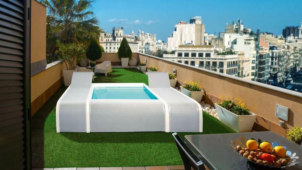 Piscina Mariposa con tumbonas de Leroy Merlín.