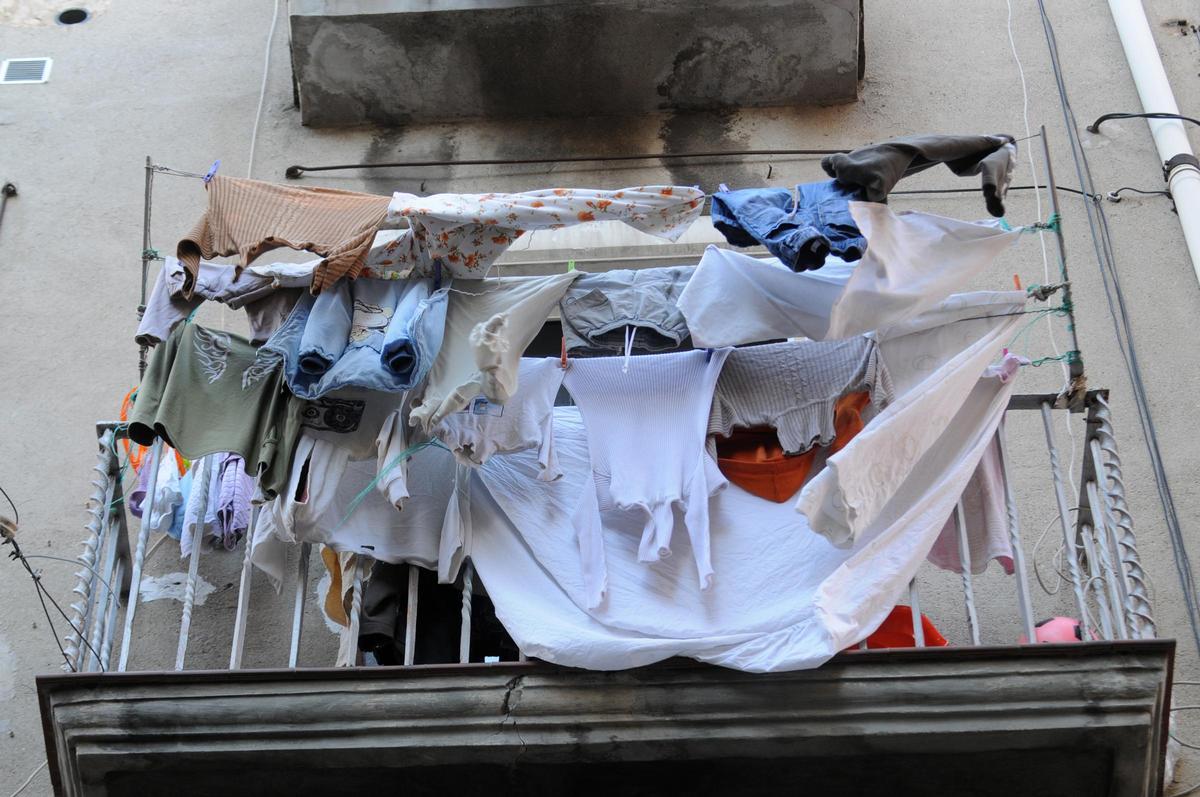 Imatge d'arxiu de roba estesa a un balcó de Manresa