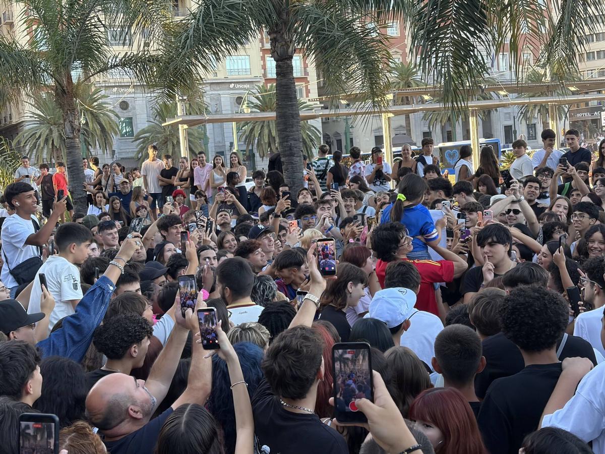 Batalla de 'farmear aura' en la Plaza de la Marina