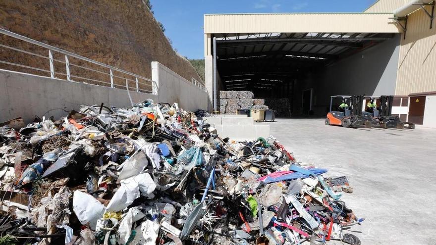 Algo huele a podrido en la basura balear
