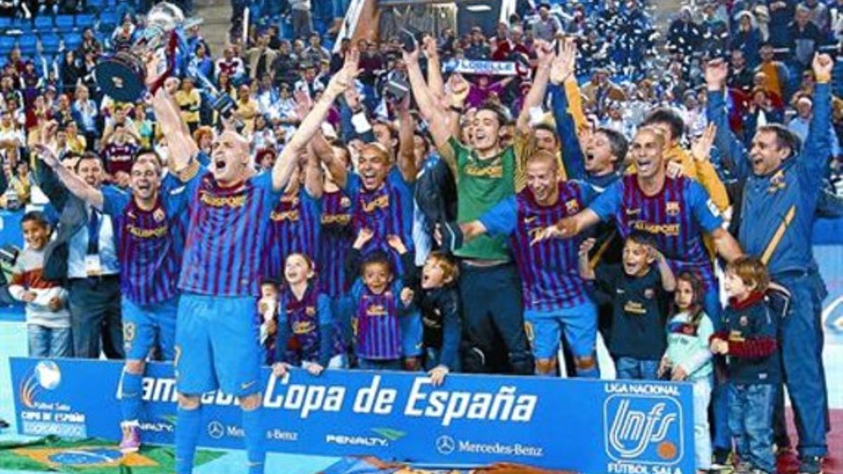 Javi Rodríguez levanta la Copa junto a sus compañeros.