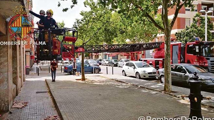 Caen cascotes de una fachada de es Rafal Nou