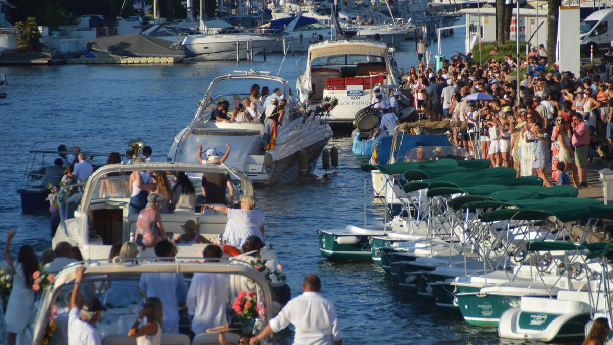 Empuriabrava obre les festes del Carme amb la processó pels canals i l'espectacle de drons
