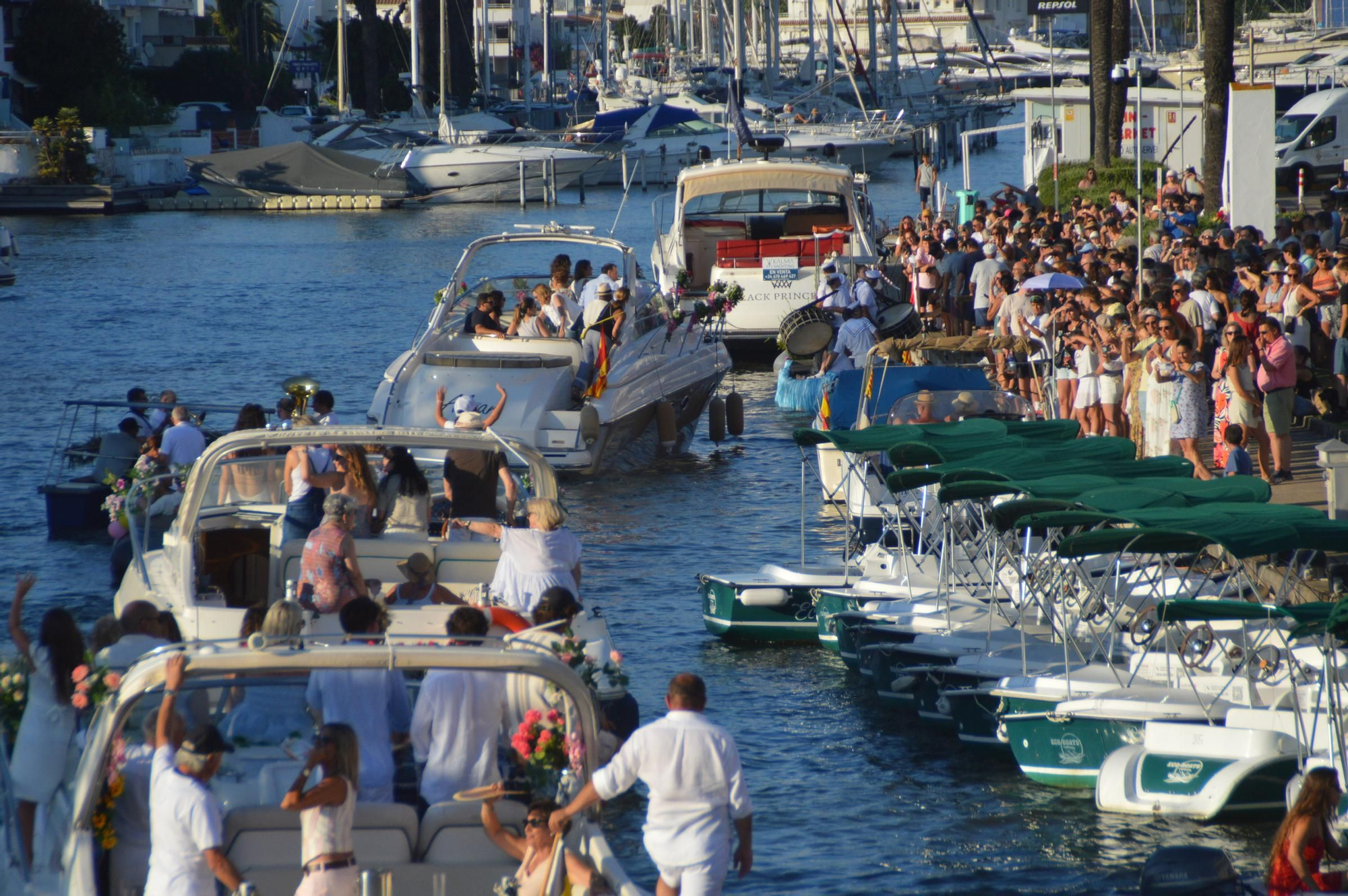 Empuriabrava obre les festes del Carme amb la processó pels canals i l&#039;espectacle de drons