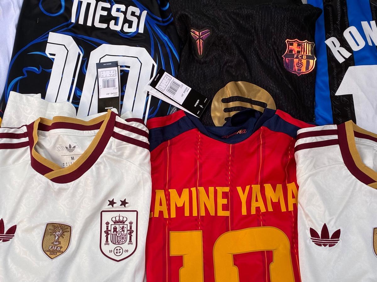 Detalle de las camisetas más vendidas, incluida la camiseta española con las dos estrellas