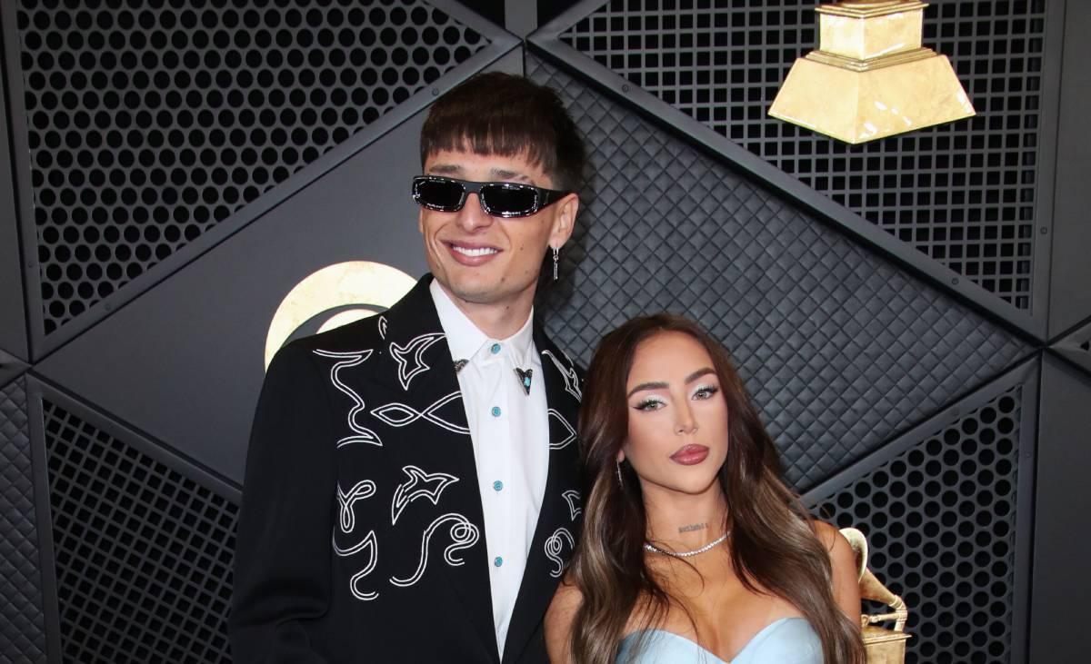 Peso Pluma junto a Nicki Nicole durante los Premios Grammy 2024