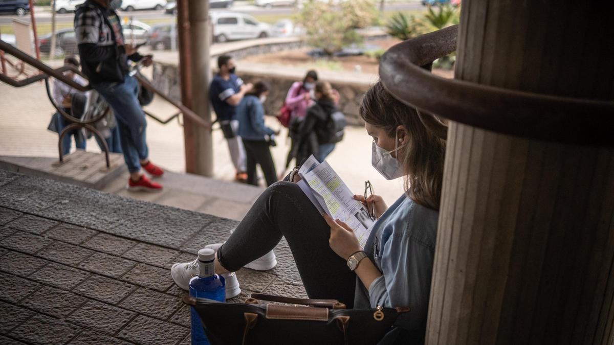 Una graduada realiza un repaso de última hora antes de enfrentarse al MIR en Canarias.