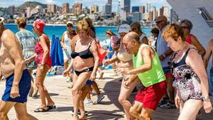 Turistas del Imserso bailando en Benidorm en una imagen de marzo.