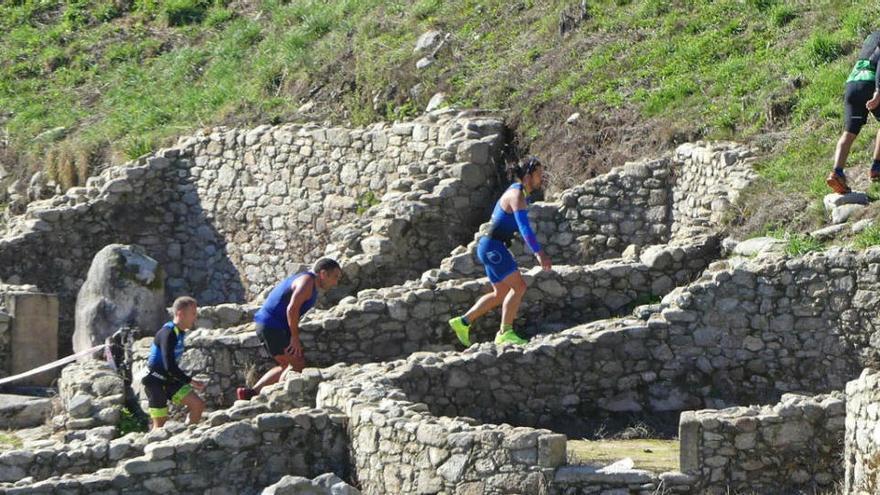 Pisotón a la historia: el castro de Santa Trega sirve de circuito a una carrera pedestre