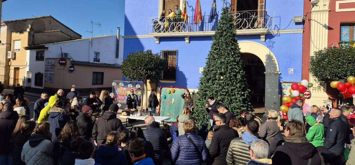 La plaza se llenó de niños y niñas que ensayaron las campanadas junto a sus familiares y vecinos horas antes de despedir el año.