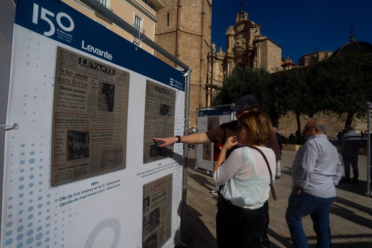 El público descubre la exposición de Levante-EMV en la plaza de la Reina de València El público descubre la exposición de Levante-EMV en la plaza de la Reina de València