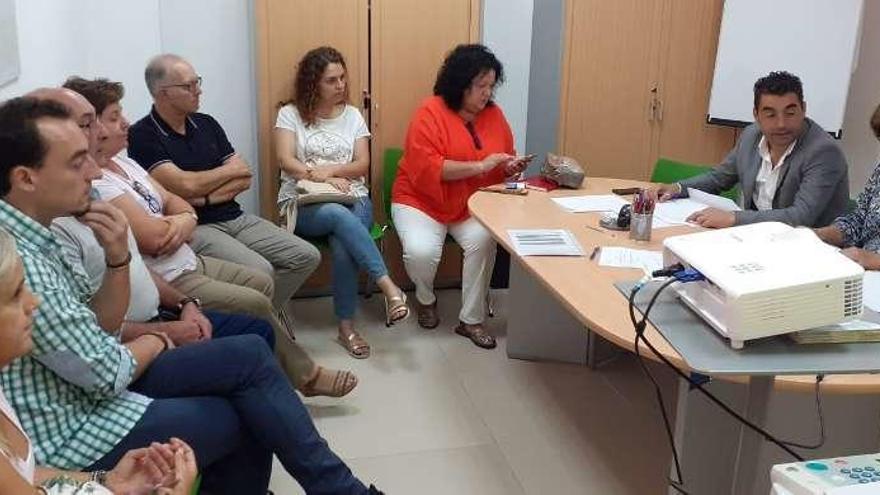 La junta directiva de Pontevedra Norte durante la reunión de ayer.