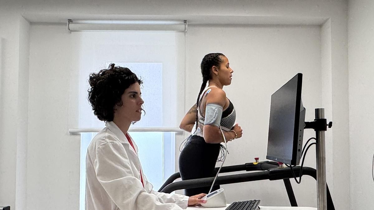 La doctora Eva Carbajo, durante una sesión.