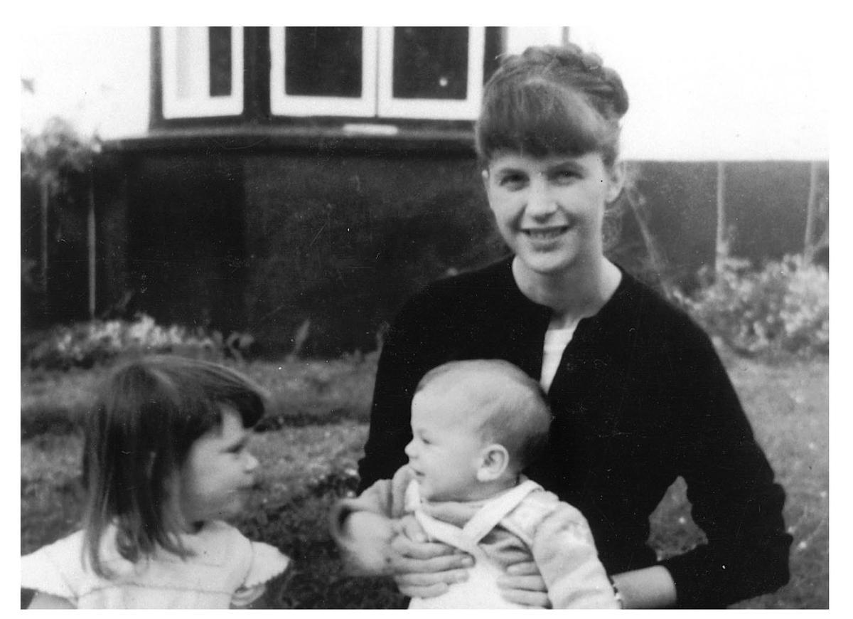 La escritora y poeta Sylvia Plath con sus hijos. 